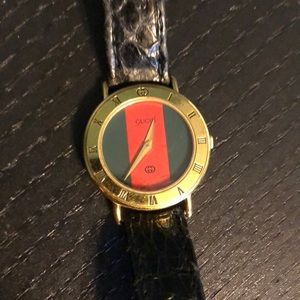 VINTAGE GUCCI women’s watch NEEDS battery and band